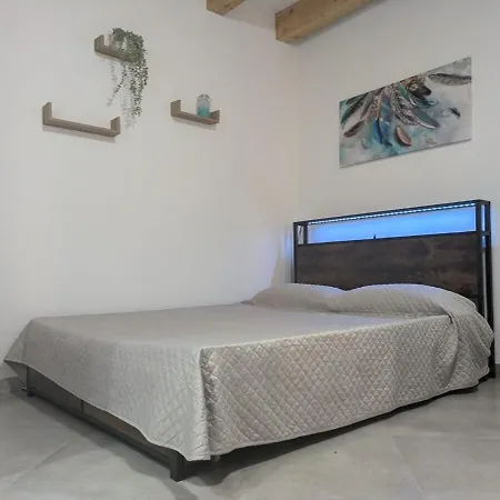 With Charm For 1 Or 2 People - Luna Lascari