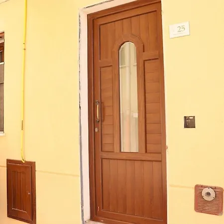 With Charm For 1 Or 2 People - Luna Lascari