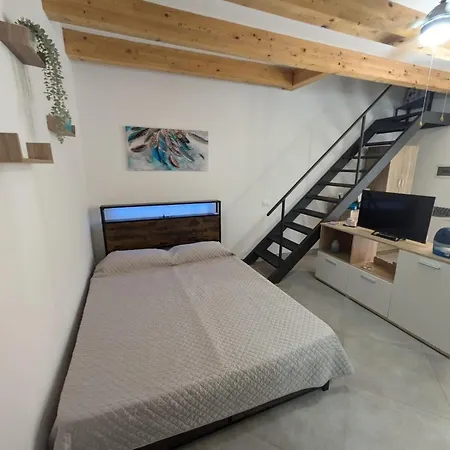 With Charm For 1 Or 2 People - Luna * Lascari